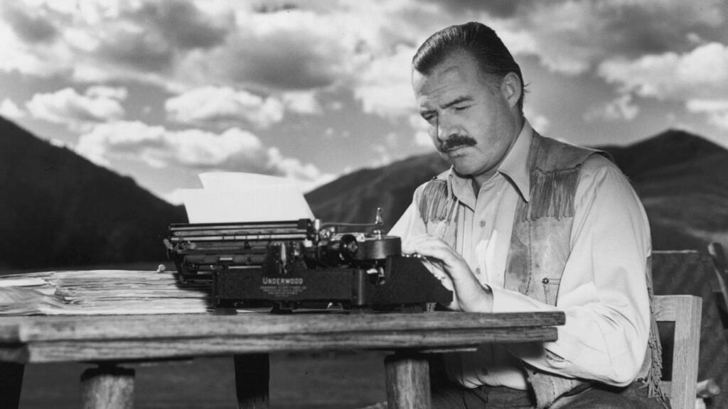Hernst Hemingway con macchina da scrivere