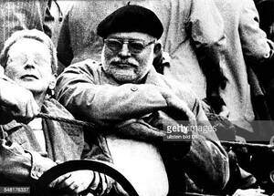 Hemingway con occhiali scuri