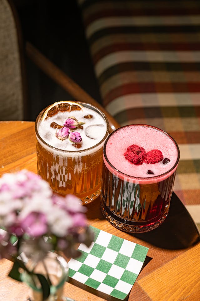 coppia di cocktail colorati con fiori