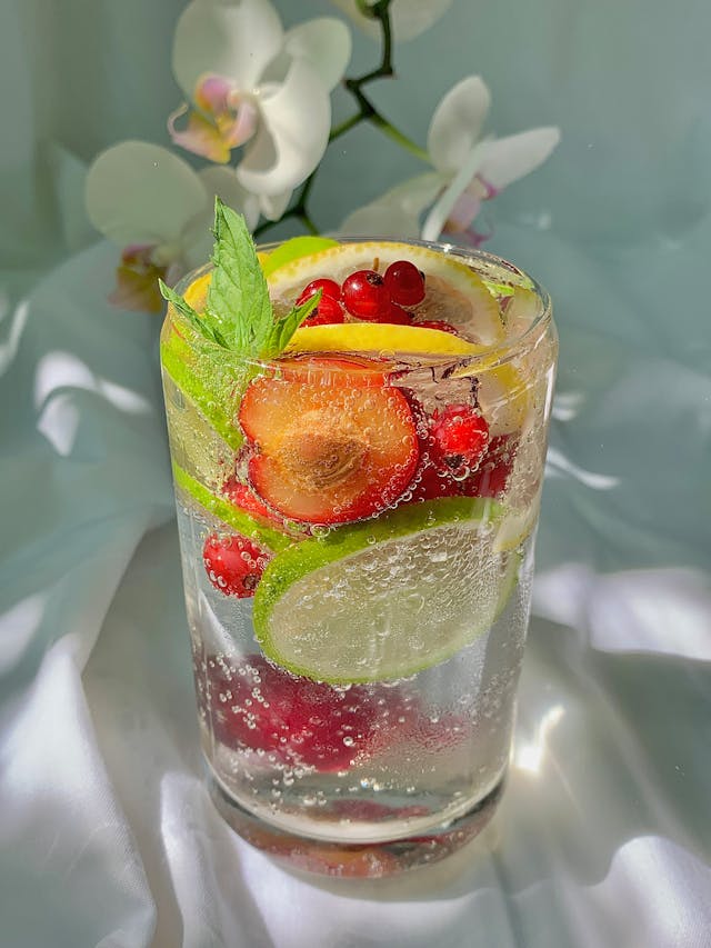 bicchiere con cocktail e frutta fresca