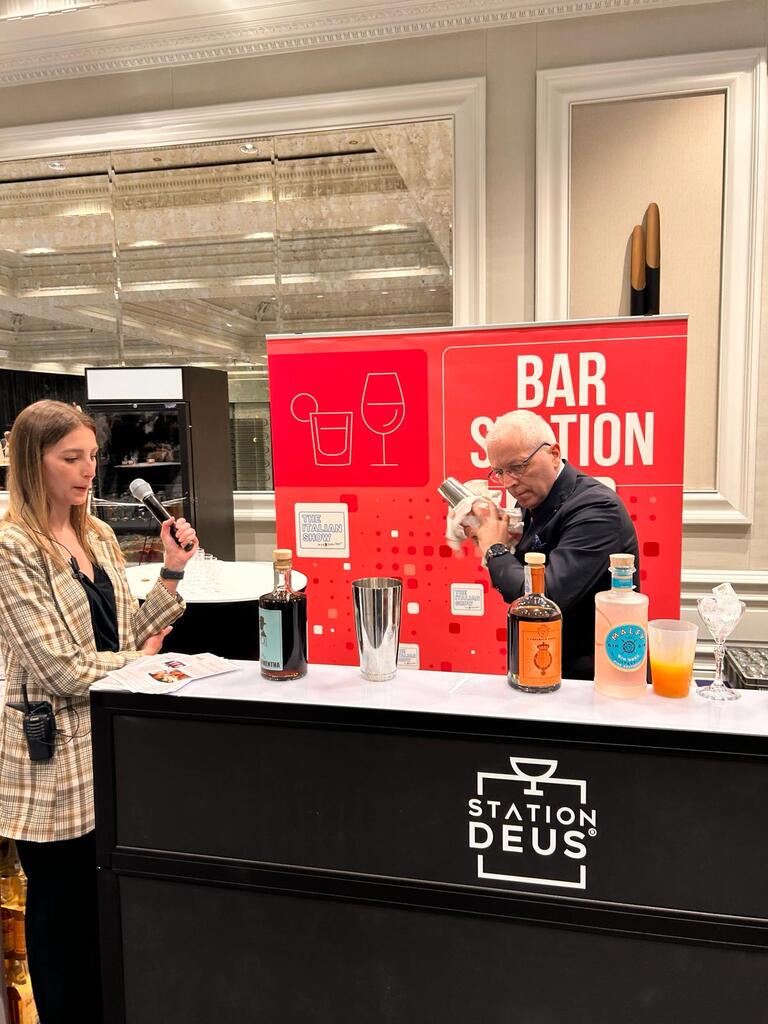 Luca Coslovich che prepara il suo cocktail Bitter sweet simphony