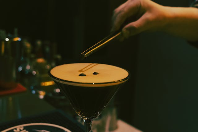 preparazione dell'espresso martini
