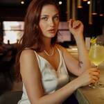 ragazza con champagne cocktail, Sparkling Cocktails: The Essential Guide to Bubbles