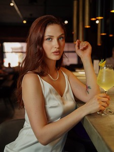 ragazza con champagne cocktail, Sparkling Cocktails: The Essential Guide to Bubbles