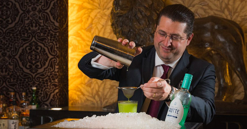 Joerg Meyer che prepara il gin basil smash